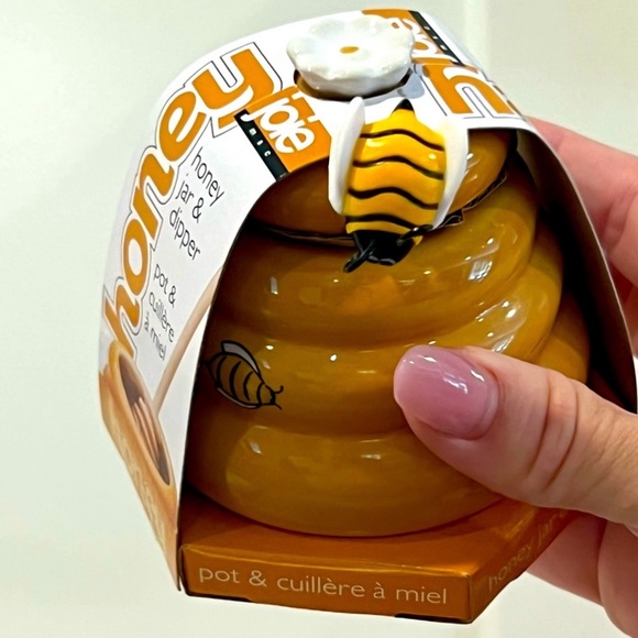 Joie Mini Ceramic Beehive Honey Pot with Daisy Handle Lid & Bee Wooden Dipper - Picture 6 of 6